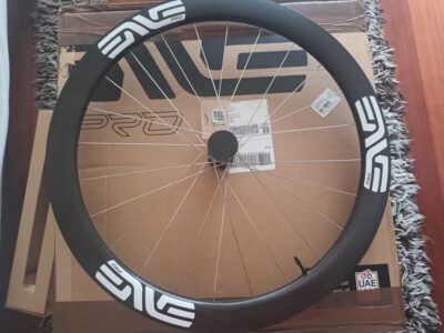 Rueda delantera Enve SES PRO, nueva en caja, se entrega con bolsa, radios de repuesto y válvula tubless.