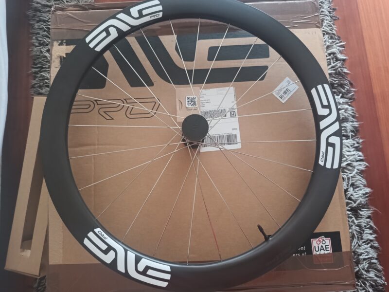 Rueda delantera Enve SES PRO, nueva en caja, se entrega con bolsa, radios de repuesto y válvula tubless.