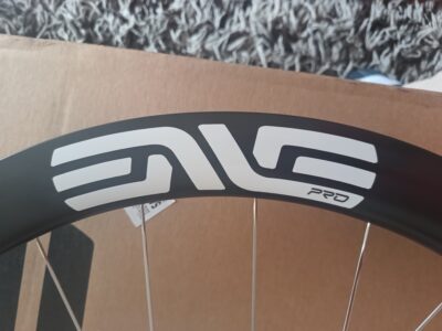 Rueda delantera Enve SES PRO, nueva en caja, se entrega con bolsa, radios de repuesto y válvula tubless.