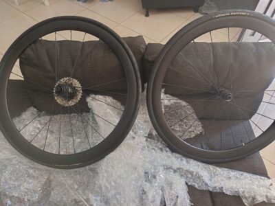 Ruedas gw ARP40 para disco, cassette Shimano 105 de 12v y llantas zafiro 700*28