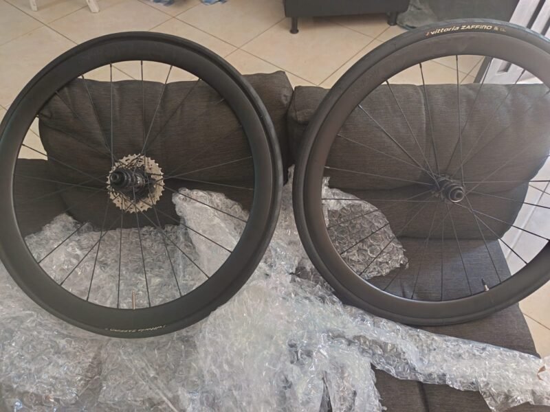 Ruedas gw ARP40 para disco, cassette Shimano 105 de 12v y llantas zafiro 700*28