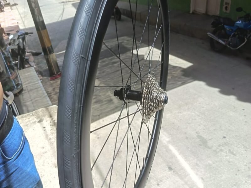 Ruedas gw ARP40 para disco, cassette Shimano 105 de 12v y llantas zafiro 700*28
